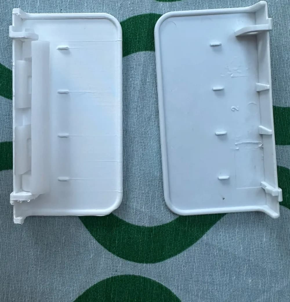 Deux pièces blanches côte à côte : à droite la pièce d'origine, recollée, à gauche sa copie imprimée